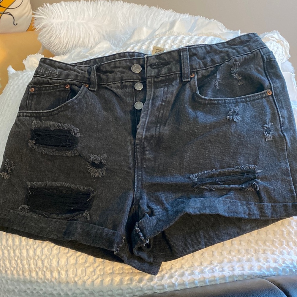 Black ripped shorts size 27 (size 4)